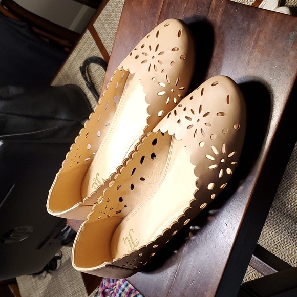Roomy Scalloped Round Toe Flats - Picture 4 of 9